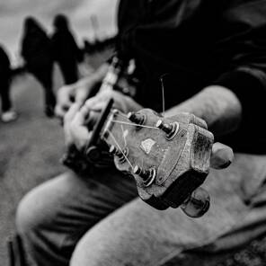Gitara czy ukulele – co lepsze na początek 